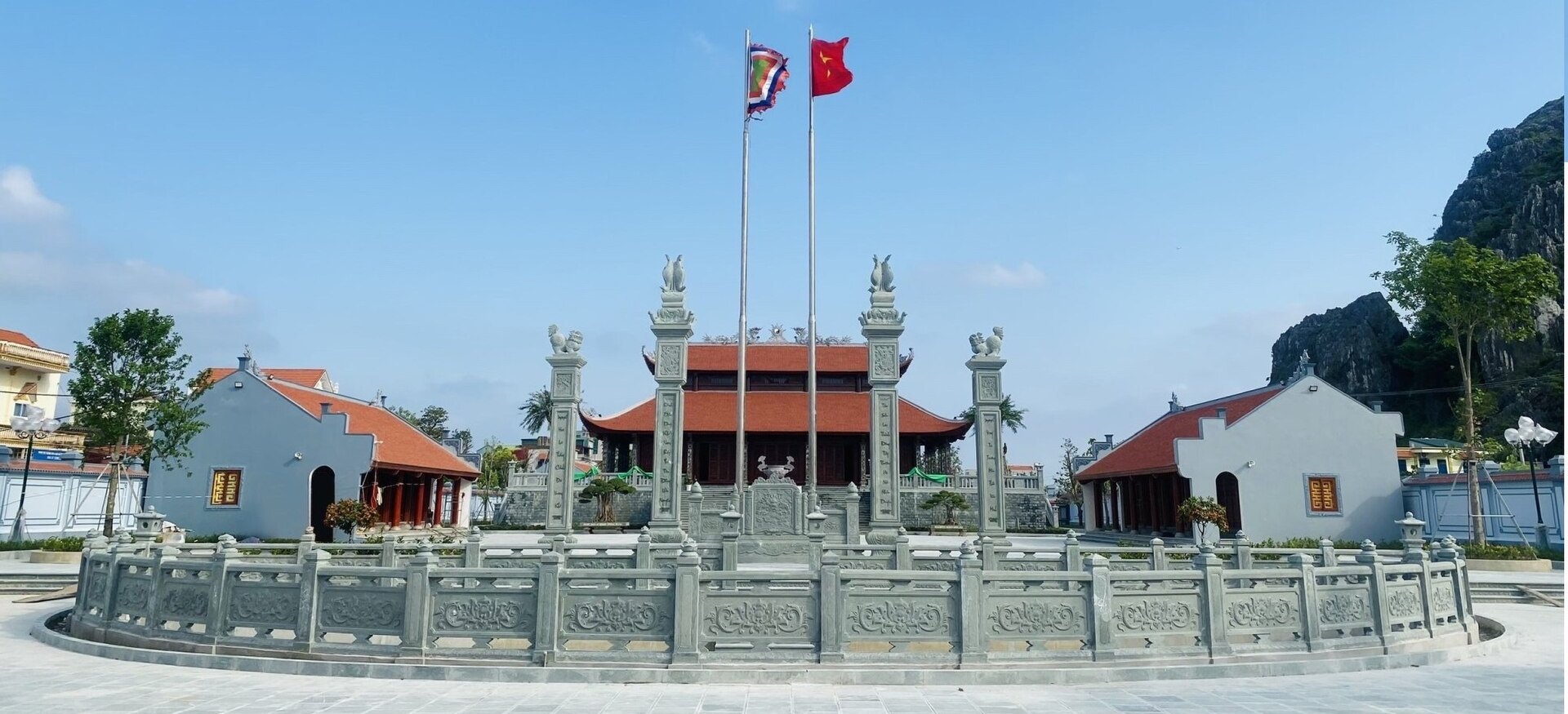 Sân nhà thờ họ